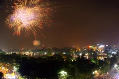 Bắn pháo hoa tầm cao tại khu vực Hồ Hoàn Kiếm. (Ảnh: Huy Hùng/TTXVN)