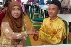 Chú rể Sufie đang trao nhẫn cưới cho cô dâu Sophiah. (Nguồn: Thestar.com.my)