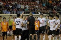 Cầu thủ Long An bỏ đá để phản đối trọng tài.