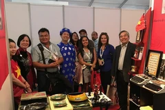 Cán bộ Đại sứ quán Việt Nam tại Chile và khách thăm quan tại triển lãm. (Ảnh: Phương Lan/Vietnam+)