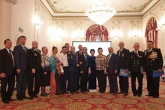 Các đại biểu dự buổi gặp mặt chụp ảnh chung. (Ảnh: TTXVN phát)