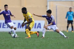 Đình Trọng lĩnh thẻ đỏ sau pha phạm lỗi với Rimario. (Ảnh: Thanh Hà/Vietnam+)