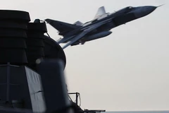 Máy bay Su-24 của Nga bay gần tàu khu trục USS Donald Cook của Mỹ. (Nguồn: Reuters)