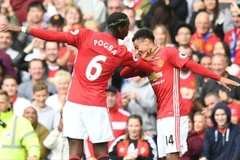 Pogba ăn mừng bàn thắng cùng Lingard. (Nguồn: Sky)
