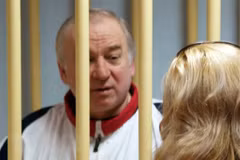 Cựu điệp viên người Nga Sergei Skripal (trái) tại một phiên tòa ở Moskva, Nga ngày 9/8/2006. (Ảnh: AFP/TTXVN)