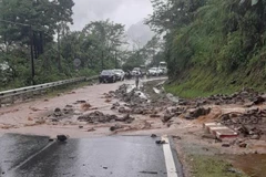 Sơn La: Sạt lở đá trên Quốc lộ 37 khiến giao thông ùn tắc cục bộ