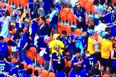 Cổ động viên Nhật Bản nán lại sân để nhặt rác. (Nguồn: The Sun)