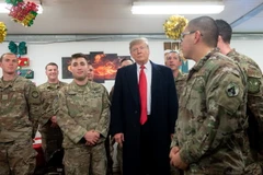 Tổng thống Mỹ Donald Trump (giữa) trong chuyến thăm căn cứ không quân Al Asad ở Iraq ngày 26/12. (Ảnh: AFP/TTXVN)