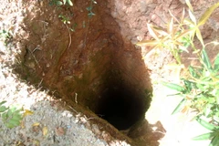 Một hầm khai thác vàng đào sâu hơn 10 mét trên núi. (Ảnh minh họa: Thế Lập/TTXVN)