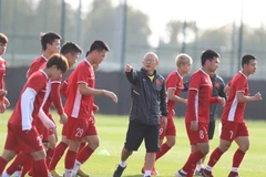 Tuyển Việt Nam tập buổi đầu tiên ở Al Ain, chờ đối đầu Yemen