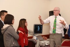 Giáo sư Dietrich Christoph, trưởng khoa Nội 2, Bệnh viện Caritas của CHLB Đức giới thiệu hệ thống siêu âm Acuso Sequoia.