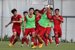 Các cầu thủ Việt Nam chơi bóng ném tại buổi tập. (Ảnh: Hoàng Linh/TTXVN)