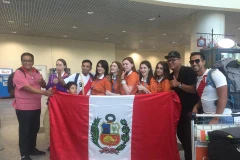 Các tình nguyện viên (áo cam) chụp ảnh lưu niệm cùng cổ động viên nước ngoài. (Ảnh: Trần Giáp/Vietnam+)