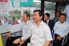 Bí thư Thành ủy Đinh La Thăng cùng lãnh đạo Thành phố trải nghiệm xe buýt mới số 195 đưa vào hoạt động từ sân bay Tân Sơn Nhất đi Bến xe An Sương và Bến xe Miền Đông. (Ảnh: Hoàng Hải/TTXVN)