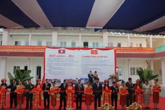 Cắt băng khánh thành 4 công trình xây dựng và cải tạo cơ sở hạ tầng giáo dục Việt Nam giúp Lào. (Nguồn: http://nhandan.com.vn)