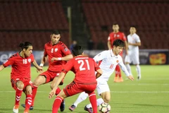 Công Phượng trước vòng vây của các cầu thủ Afghanistan.