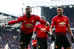 Pogba (trái) lập cú đúp từ chấm 11m. (Nguồn: Daily Mail)