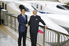 Thủ tướng Ấn Độ Narendra Modi (phải) đã cùng Thủ tướng Nhật Shinzo Abe (trái) đi thử tàu siêu tốc Shinkansen. (Nguồn: AP/TTXVN)