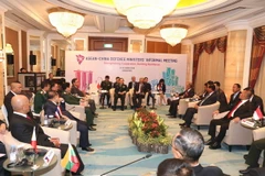 Bộ trưởng Quốc phòng các nước ASEAN gặp Bộ trưởng Quốc phòng Trung Quốc. (Ảnh: Xuân Vịnh/TTXVN)