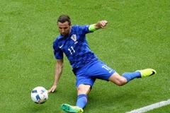 Darijo Srna về quê chịu tang cha sau trận thắng của Croatia. (Nguồn: Mirror)