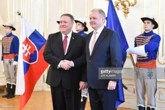 Ngoại trưởng Mỹ Mike Pompeo (trái) hội kiến Tổng thống Slovakia Andrej Kiska. (Nguồn: Getty Images)
