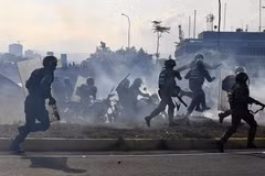 Lực lượng trung thành với Tổng thống Venezuela Nicolas Maduro ngăn các tay súng thuộc nhóm binh sỹ ủng hộ thủ lĩnh đối lập Juan Guaido nổi dậy. (Ảnh: AFP/TTXVN)