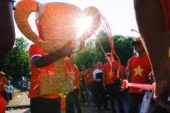 Cổ động viên mang theo biểu tượng Cup vô địch để cổ vũ tinh thần cho đội tuyển Việt Nam. (Ảnh: Trọng Đạt/TTXVN)