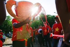 Cổ động viên mang theo biểu tượng Cup vô địch để cổ vũ tinh thần cho đội tuyển Việt Nam. (Ảnh: Trọng Đạt/TTXVN)