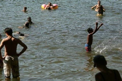 Người dân Litva tắm để tránh nóng. (Nguồn: Getty)