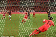 Lewandowski ghi bàn nhưng Bayern vẫn thua trận.