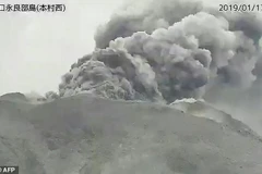 Núi lửa Shindake phun trào. (Nguồn: AFP)