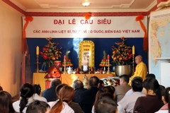 Quang cảnh buổi đại lễ cầu siêu. (Ảnh: Thanh Bình/TTXVN)