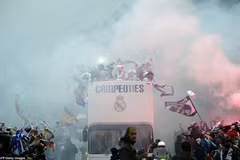 Real rước cúp về Madrid trên chiếc xe buýt 2 tầng.