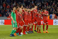 Niềm vui của các cầu thủ Bayern Munich sau trận đấu.