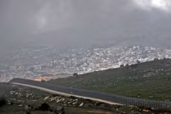 Hàng rào ngăn cách khu vực Cao nguyên Golan do Israel chiếm đóng, gần thị trấn Majdal Shams, với Syria, ngày 25/3/2019. (Ảnh: AFP/ TTXVN)