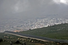 Hàng rào ngăn cách khu vực Cao nguyên Golan do Israel chiếm đóng, gần thị trấn Majdal Shams, với Syria, ngày 25/3/2019. (Ảnh: AFP/ TTXVN)