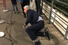 Mourinho ngã khi vội vàng vào sân theo dõi trận Anh-Tây Ban Nha.