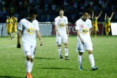 Cầu thủ Hoàng Anh Gia Lai buồn bã rời sân sau thất bại. (Ảnh: Minh Chiến/Vietnam+)