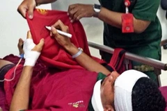 Hình ảnh được đăng tải được cho là Smalling đang ký tặng cho người hâm mộ khi nằm viện. (Nguồn: DM)