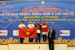 Ban tổ chức trao huy chương cho các vận động viên. (Ảnh: Thanh Thương/TTXVN)