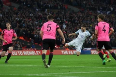 Adam Lallana đánh đầu tung lưới Scotland. (Nguồn: Reuters)