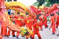 Trình diễn tiết mục múa rồng tại Lễ hội đường phố 'Tinh hoa Hà Nội - Hội tụ và tỏa sáng.' (Ảnh: Quang Quyết/TTXVN)