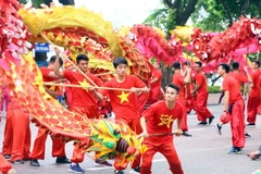 Trình diễn tiết mục múa rồng tại Lễ hội đường phố 'Tinh hoa Hà Nội - Hội tụ và tỏa sáng.' (Ảnh: Quang Quyết/TTXVN)