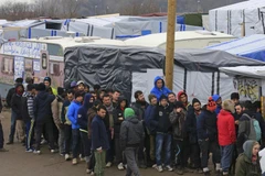 Người di cư ở trại di cư thuộc thành phố Calais, Pháp. (Nguồn: Reuters)