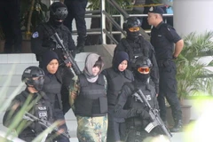 Đoàn Thị Hương được áp giải rời khỏi tòa. (Ảnh: Hoàng Nhương/Vietnam+)