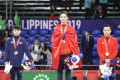 Đinh Phương Thành (giữa) và Lê Thanh Tùng (phải) trên bục nhận huy chương. (Ảnh: Vietnam+)