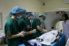 Điều trị ung thư gan cho một bệnh nhân. (Ảnh: Thanh Thương/TTXVN)