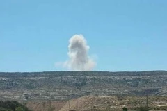 Khói xuất hiện ở nơi xảy ra không kích. (Nguồn: middleeastmonitor)