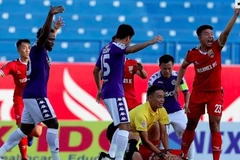 Pha bóng khiến cầu thủ Bình Dương suýt nuốt lưỡi ngay trên sân