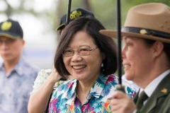 Nhà lãnh đạo Đài Loan Thái Anh Văn (áo hoa) đến Hawaii. (Nguồn: AP)